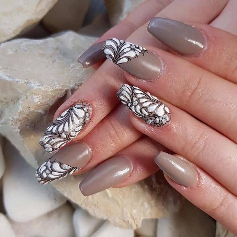 Nail Art nagel bruin witte bladeren