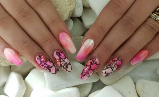 Nail Art - Witte gelpolish met roze pigmenten en stempel