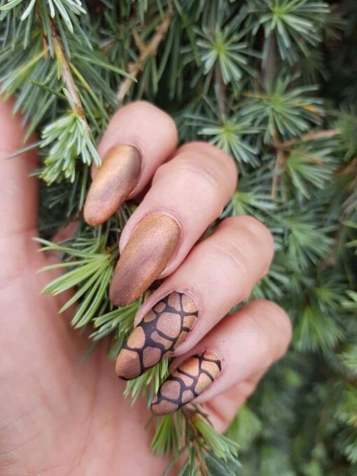 Nail Art - Koper bruine Nail Art nagel met stempel